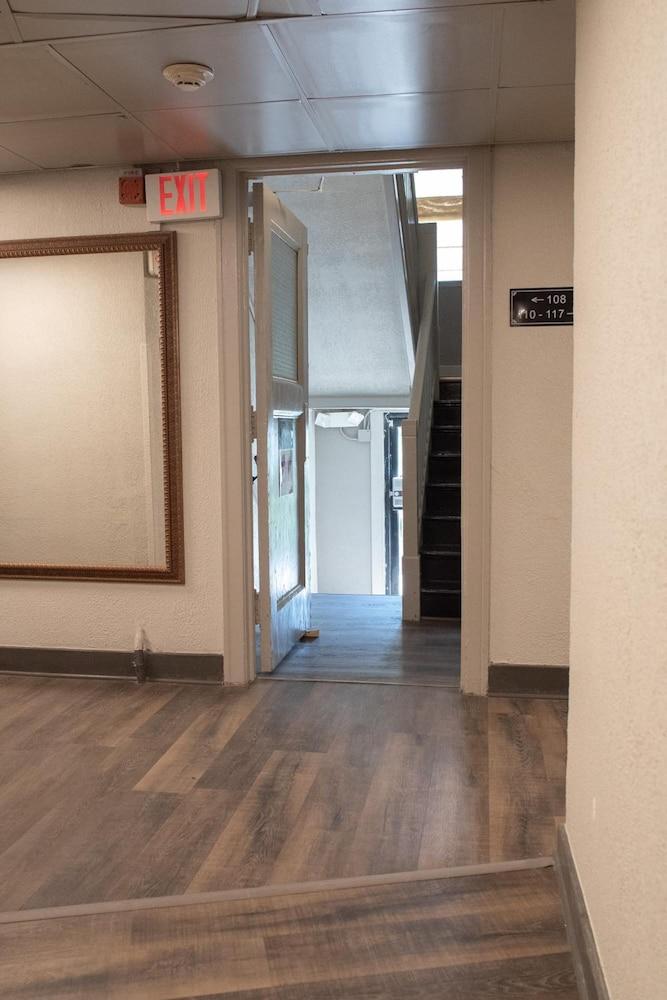 Americas Best Value Inn Dearborn Exterior foto